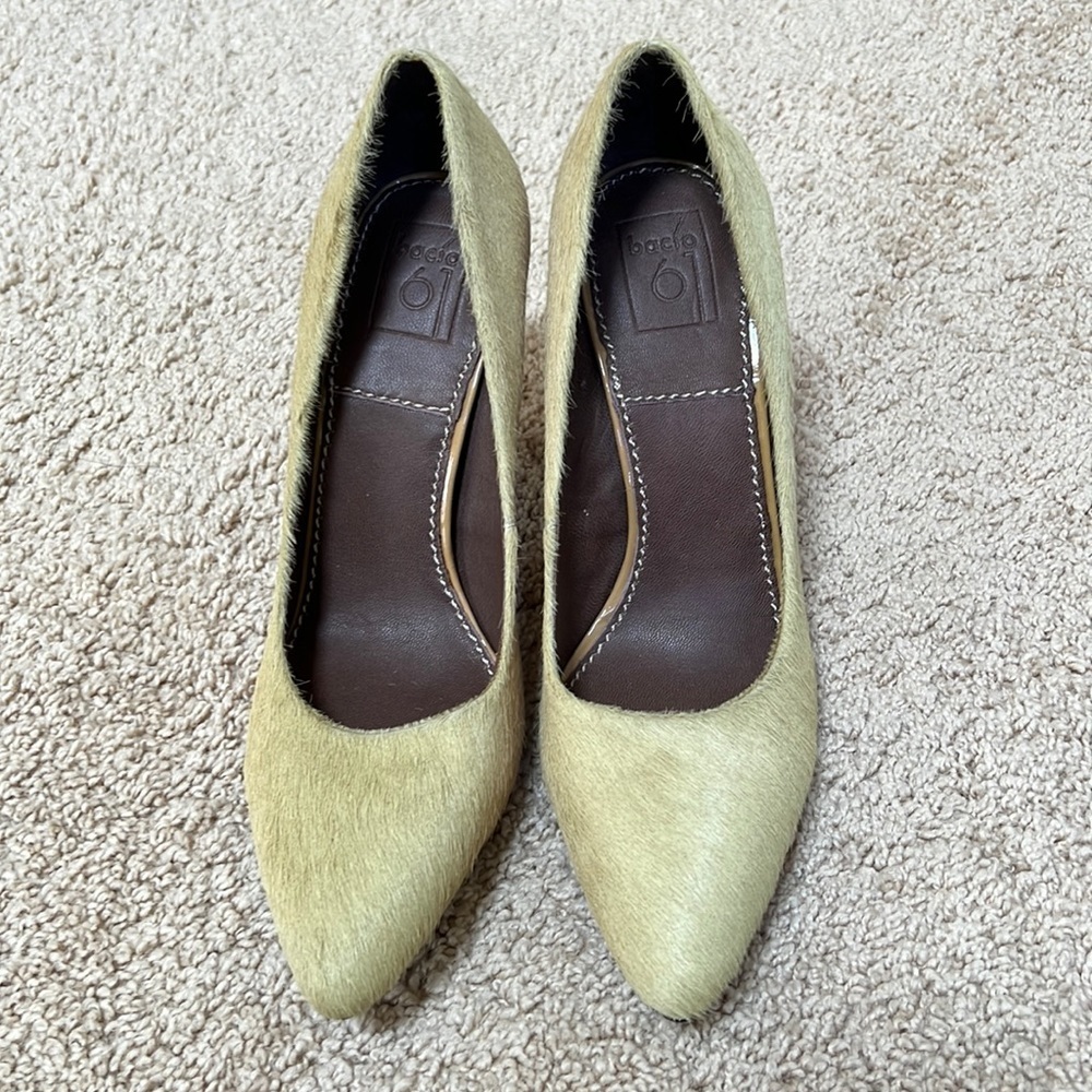 New! Bacio 61 carino SZ 8M camel color calf hair heels.